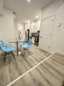 - une cuisine et une salle à manger avec une table et des chaises dans l'établissement Appartement 1 chambre - 201, à Montréal