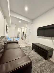 Il comprend un salon doté d'un canapé et d'une télévision à écran plat. dans l'établissement Appartement 1 chambre - 201, à Montréal