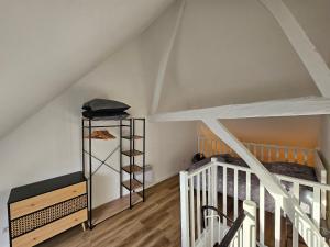 une chambre avec deux lits superposés et une échelle dans l'établissement Charmant Duplex au cœur de Vernon proche gare et Giverny, à Vernon