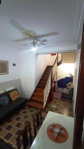 sala de estar con escalera y sofá en Casa Triada, en Montevideo