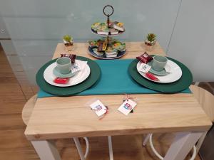 une table avec des assiettes et des tasses en haut dans l'établissement BnBsimy5, à Naples 12 autres photos