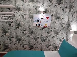 - une chambre avec un mur orné d'un papier peint à fleurs dans l'établissement BnBsimy5, à Naples