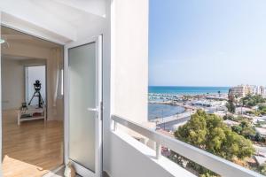 Zimmer mit Balkon und Meerblick in der Unterkunft Limanaki Beach Aparment in Larnaka