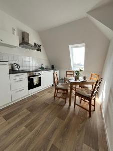 a kitchen with a table and chairs in a room at 1 Raum Wohnung in ruhiger Lage in Limbach-Oberfrohna