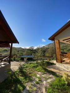 uma vista do alpendre de uma casa com montanhas ao fundo em Guest House Mare em Bar