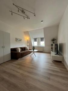 una sala de estar vacía con sofá y mesa en 1 Raum Wohnung in ruhiger Lage, en Limbach - Oberfrohna