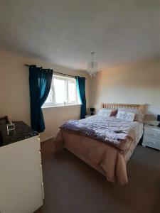 een slaapkamer met een groot bed en een raam bij Tor View Getaway in Glastonbury in Glastonbury