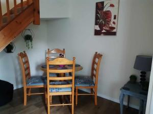 een tafel en stoelen in een kamer met een trap bij Tor View Getaway in Glastonbury in Glastonbury