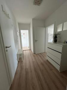 una habitación vacía con vestidor y pasillo en 1 Raum Wohnung in ruhiger Lage, en Limbach - Oberfrohna