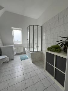 リンバッハ・オーバーフローナにある1 Raum Wohnung in ruhiger Lageのバスルーム(バスタブ、トイレ、シンク付)