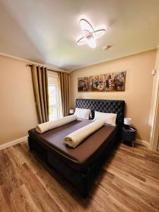 a bedroom with a bed and a ceiling fan at Haus in Harburger Berge in Hamburg