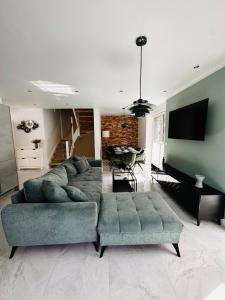 a living room with a couch and a television at Haus in Harburger Berge in Hamburg