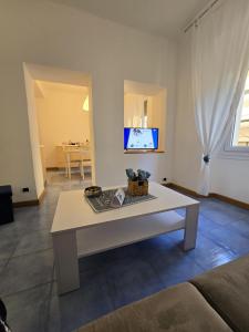 un soggiorno con tavolino bianco in camera di Piso Azul ad Alghero