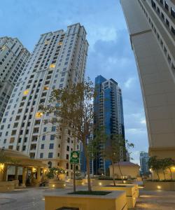 een groot gebouw met een boom ervoor bij sparkle view in Dubai