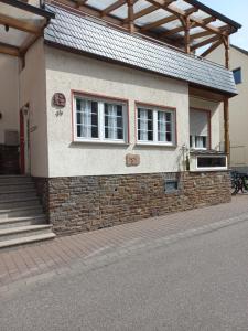 a building with a window and a brick wall at Brautröckchen in Bullay