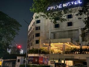 un edificio con un cartel en el costado en Airport Hotel Relax Inn, en Nagpur
