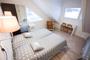 1 dormitorio con 1 cama, mesa y sillas en AaltoSahan huvila, en Orivesi