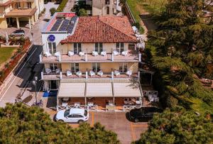 an overhead view of a house with a car parked in front at Boutique Hotel Bel Sito Wellness & Private SPA in Bardolino