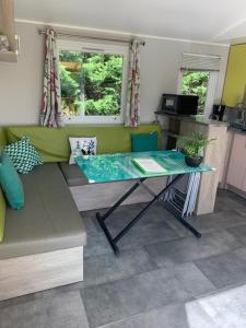 a living room with a couch and a table at L'échappée parisienne in Saint-Chéron