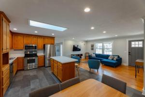 uma grande cozinha e sala de estar com um sofá azul em Spacious Midtown Ranch- 10 min to Wrightsville em Wilmington