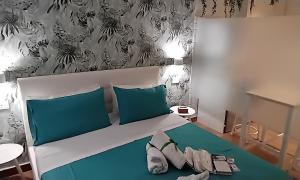 une chambre avec un lit avec deux oreillers bleus dans l'établissement BnBsimy5, à Naples