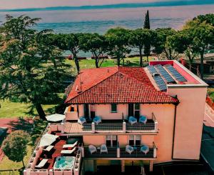 une vue aérienne sur une maison avec un toit rouge dans l'établissement Boutique Hotel Bel Sito Wellness & Private SPA, à Bardolino