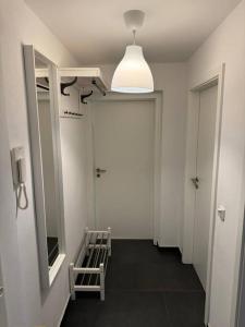 pasillo con espejo y escalera en la habitación en Gemütliches 2-Raum-Apartment, en Chemnitz