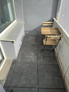 Zimmer mit einem Tisch und einem Stuhl neben einem Fenster in der Unterkunft Gemütliches 2-Raum-Apartment in Chemnitz