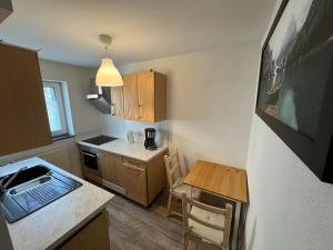 eine kleine Küche mit einem Tisch und einer Arbeitsplatte in der Unterkunft Gemütliches 2-Raum-Apartment in Chemnitz