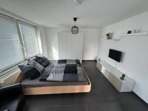1 dormitorio con 1 cama y TV en Gemütliches 2-Raum-Apartment, en Chemnitz