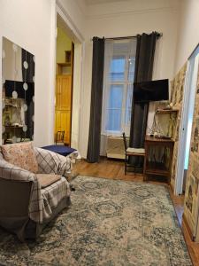 uma sala de estar com um sofá e uma televisão em Danube Bridge Apartments em Budapeste