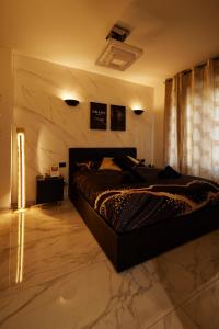 ein Schlafzimmer mit einem großen Bett in einem Zimmer in der Unterkunft Italian Fashion Suite - Luxurious marble city center in Mailand