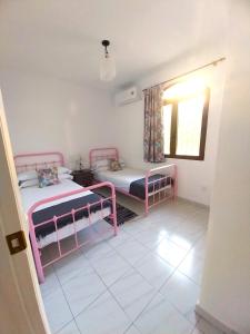 Zimmer mit 2 Betten und einem Fenster in der Unterkunft Las Palmeras del Cantal in Mojácar