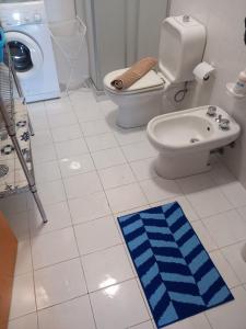 ein weißes Bad mit einem WC und einem Bidet in der Unterkunft Solemare Letojanni apartment in Letojanni