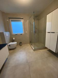 a bathroom with a shower and a toilet and a window at Pension zum Wohlfühlen Grotheer in Worpswede +22 photos
