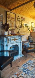 um quarto com uma lareira azul com duas cadeiras em Ruby Charm Houses 1 AL em Porto