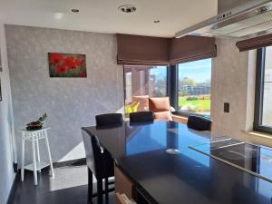 a kitchen and living room with a table and chairs at Kapstertje in Grimbergen