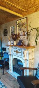 Ruby Charm Houses 1 AL في بورتو: مدفأة حجرية في غرفة مع طاولة وكراسي