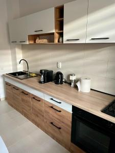 Een keuken of kitchenette bij Greenlight Studio by DAT Apartments