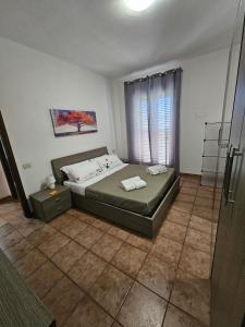 een slaapkamer met een bed met twee handdoeken erop bij Nika Holiday Home in Casteldaccia