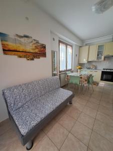 - un salon avec un lit et une salle à manger dans l'établissement La Casa dei Girasoli, à Castelfidardo