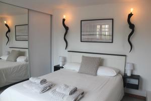 1 dormitorio con 2 camas y toallas. en Onduno Self-catering en Swakopmund