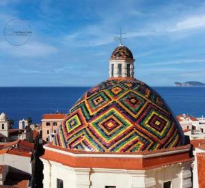 un edificio con una cupola colorata sopra di Piso Azul ad Alghero