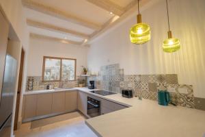 cocina con encimera y 2 luces en Vinícola Parvada Villa 8 servicio tipo hotel, en Parras de la Fuente 23 fotos más