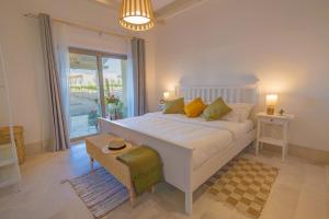 Un dormitorio con una cama grande y una ventana grande. en Vinícola Parvada Villa 8 servicio tipo hotel, en Parras de la Fuente