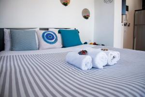 - un lit avec des serviettes et des animaux jouets dans l'établissement The Athenian Oasis, à Athènes