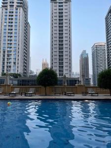 een zwembad in een stad met hoge gebouwen bij sparkle view in Dubai