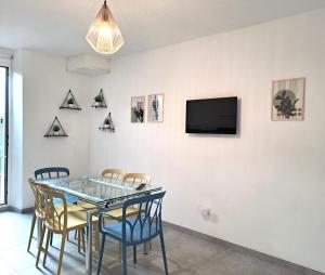 a dining room with a glass table and chairs at Casa del Cigno in Monterotondo