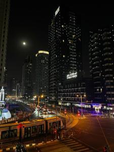 een stad 's nachts met een trein op straat bij sparkle view in Dubai