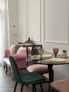 una camera con tavolo, sedie e letto di Umi B&B a Giulianova